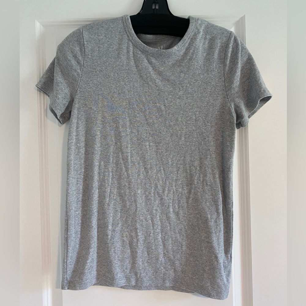 GAP modern Tshirt in gray. Size large.